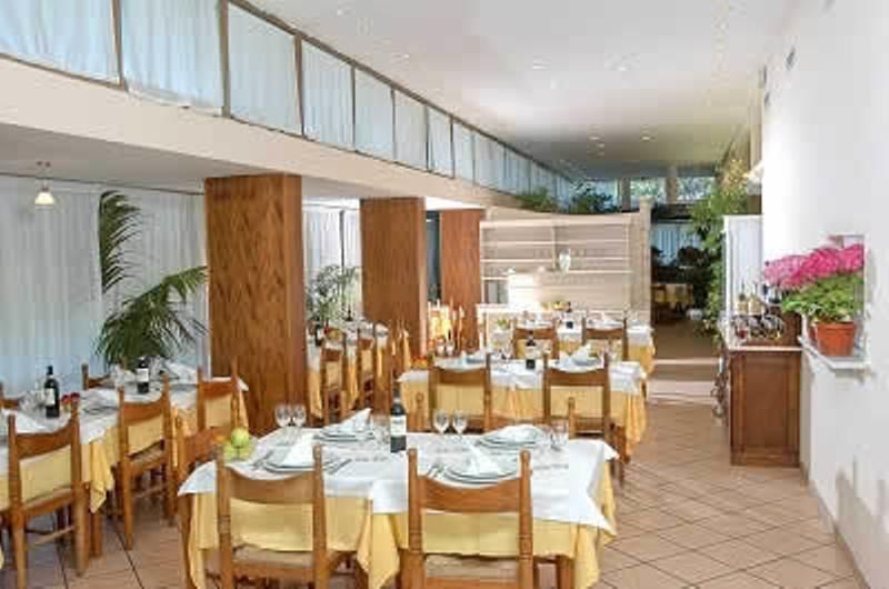 Hotel San Carlo مارينا دي بييتراسانْت المظهر الخارجي الصورة