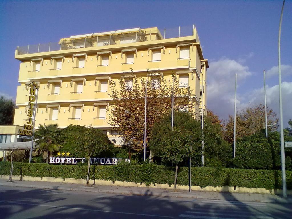 Hotel San Carlo مارينا دي بييتراسانْت المظهر الخارجي الصورة